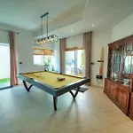 Apartment Luxury 2 Bedroom With Large Outdoor & Jacuzzi Jbas1-1