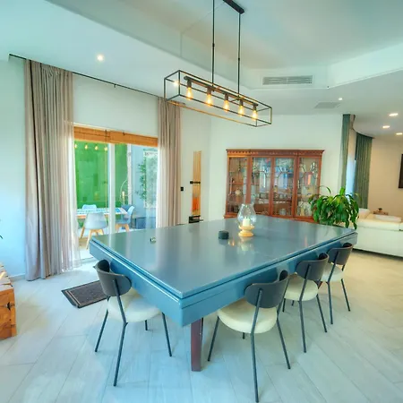 Luxury 2 Bedroom With Large Outdoor & Jacuzzi Jbas1-1 شقة *