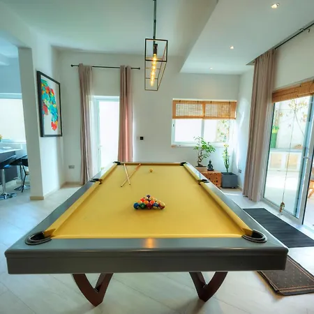 شقة Luxury 2 Bedroom With Large Outdoor & Jacuzzi Jbas1-1 *