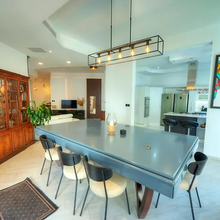 شقة Luxury 2 Bedroom With Large Outdoor & Jacuzzi Jbas1-1 *