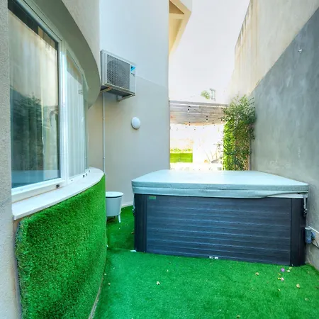 Luxury 2 Bedroom With Large Outdoor & Jacuzzi Jbas1-1