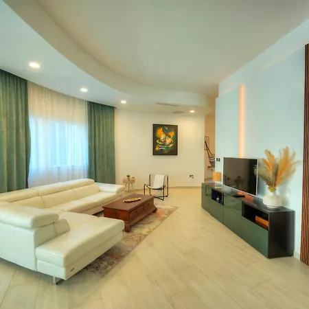 شقة Luxury 2 Bedroom With Large Outdoor & Jacuzzi Jbas1-1