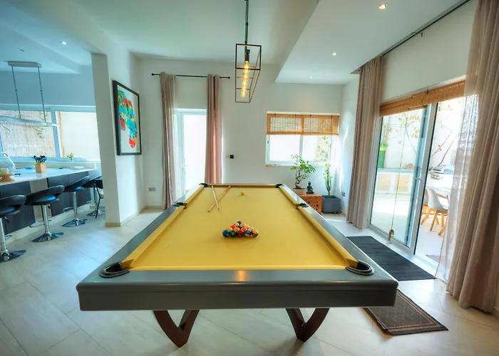 Apartment Luxury 2 Bedroom With Large Outdoor & Jacuzzi Jbas1-1 *