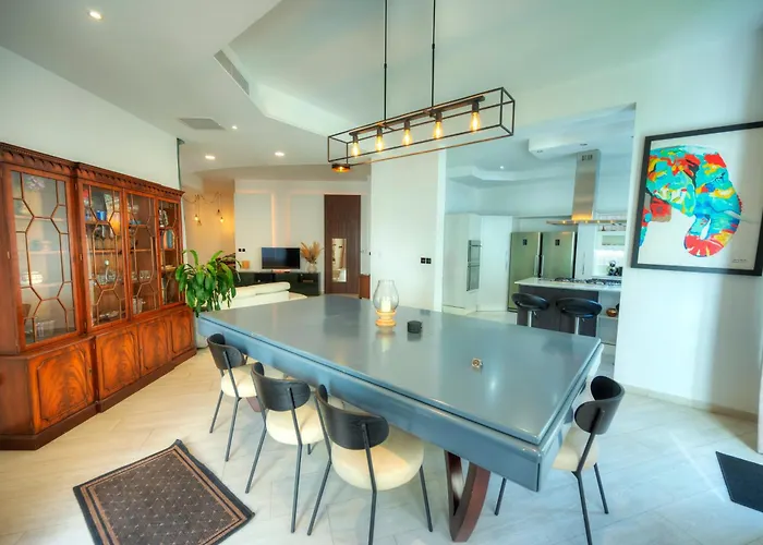 Apartment Luxury 2 Bedroom With Large Outdoor & Jacuzzi Jbas1-1 *