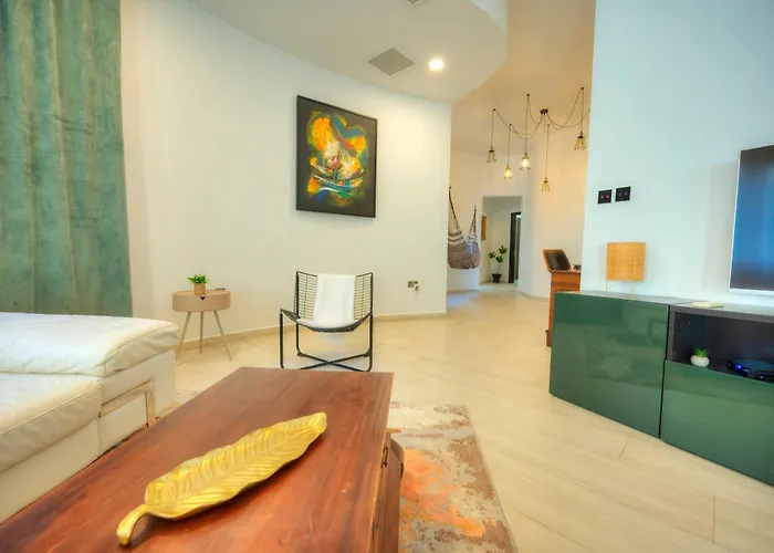 Apartment Luxury 2 Bedroom With Large Outdoor & Jacuzzi Jbas1-1 *