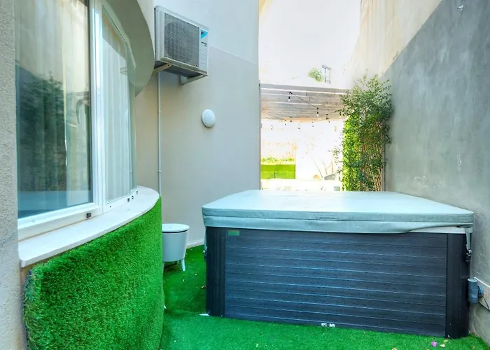 Luxury 2 Bedroom With Large Outdoor & Jacuzzi Jbas1-1